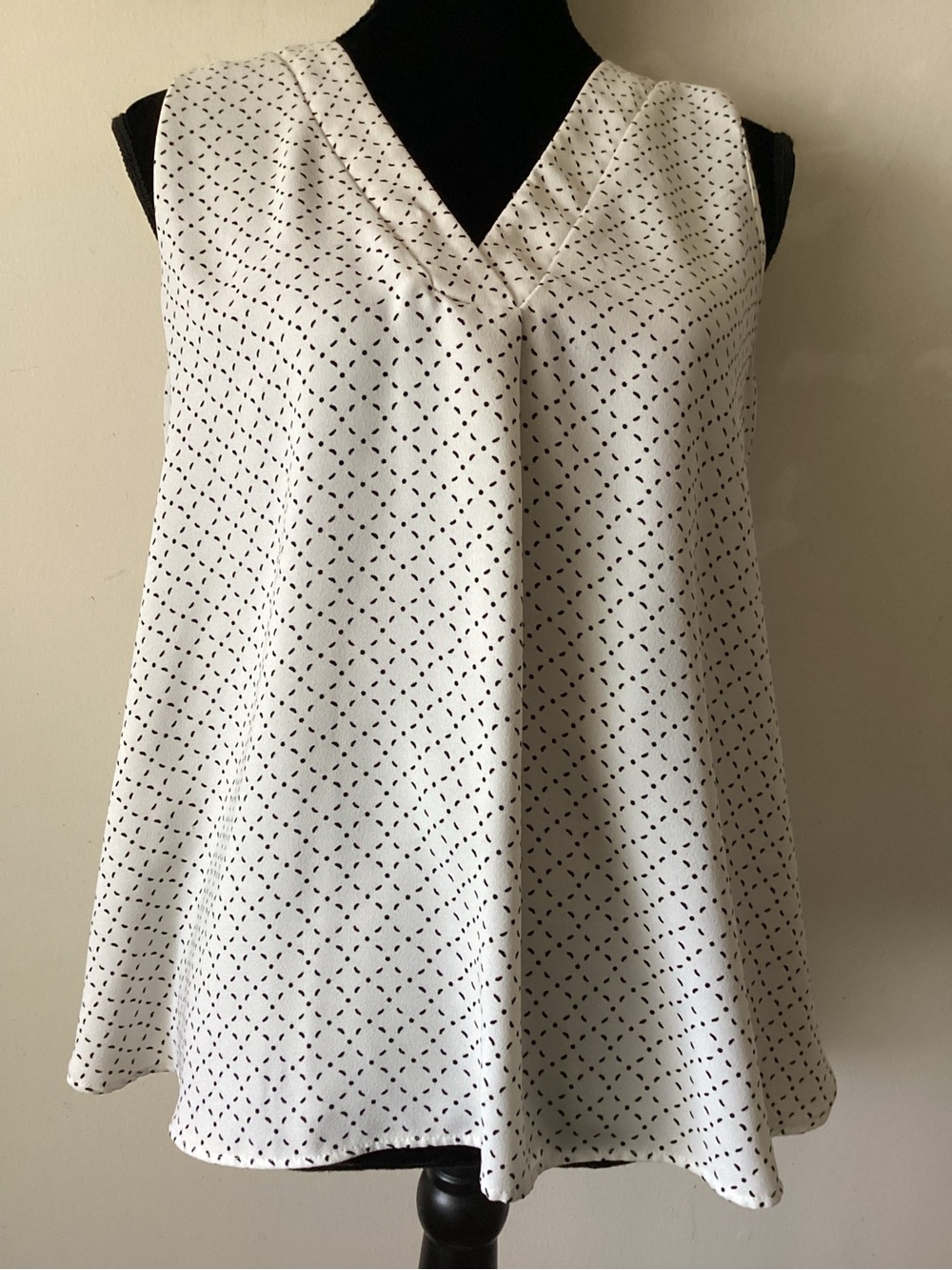 Ann Taylor White Sleeveless V-Neck Geometric Print Top
